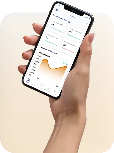 Mano sosteniendo un celular con Teckio ERP en el Dashboard Dirección: total de proyectos, terminados, en curso y pendientes, y la gráfica de balance trimestral.