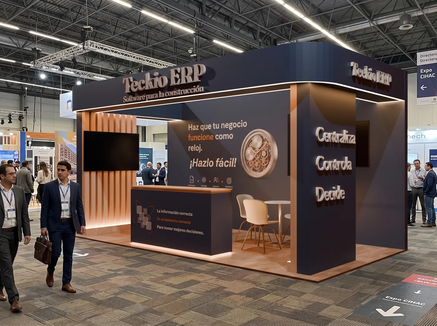 El stand de Teckio ERP montado en el piso de Expo CIHAC: fachada azul marino con letras en relieve, celosía de madera iluminada, reloj de engranes con la frase «Haz que tu negocio funcione como reloj. ¡Hazlo fácil!» y visitantes recorriendo el pasillo.
